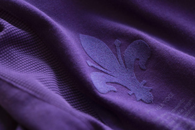 La nuova maglia della Fiorentina per la stagione 2019/2020 - dettaglio