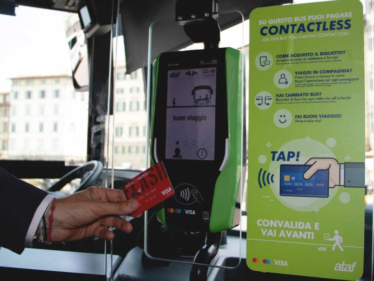 Biglietto autobus Ataf, l’acquisto a bordo diventa cashless