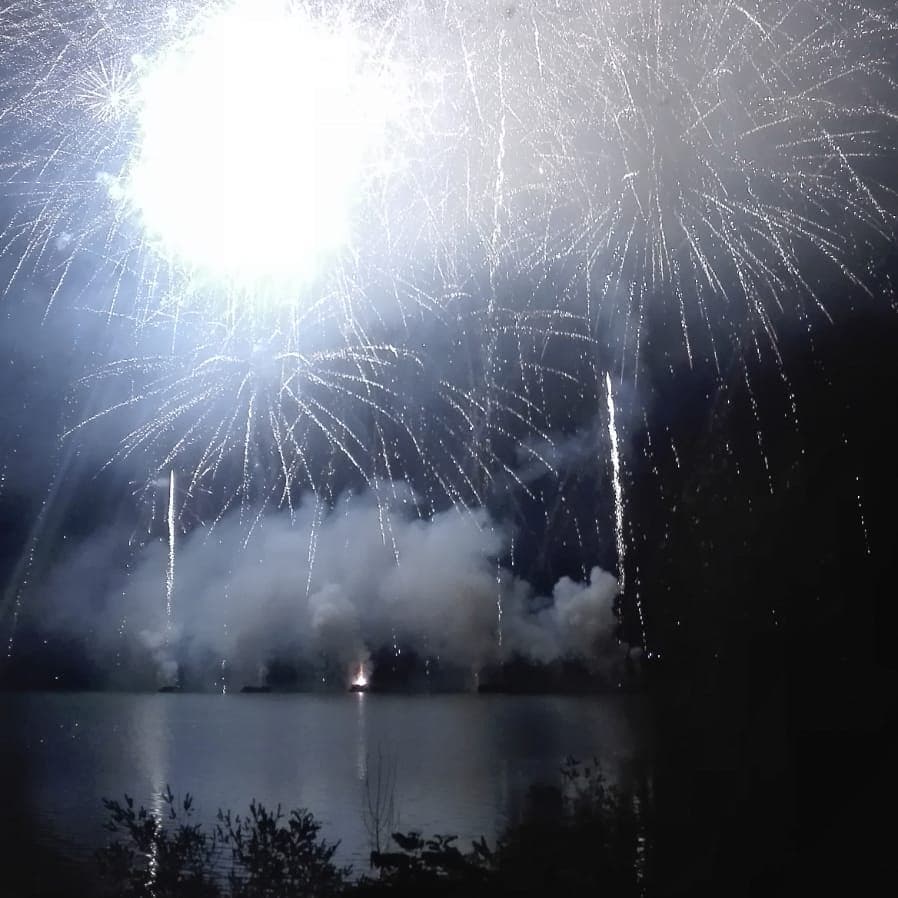 Fuochi artificio Ferragosto 2019 lago Bilancino dintorni Firenze