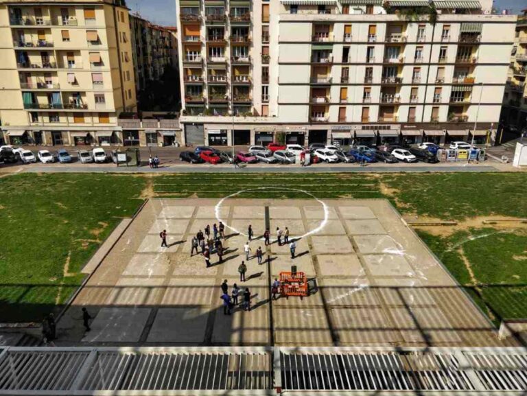 Gli architetti e la passeggiata urbana in piazza Dallapiccola