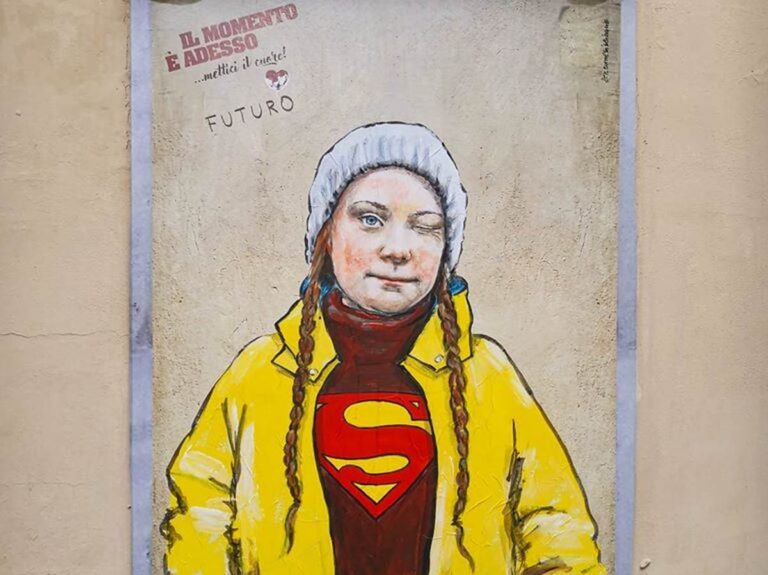 Greta Thunberg fa l’occhiolino dai muri di Firenze