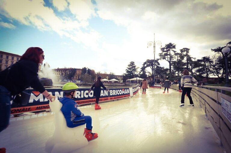 Pista di pattinaggio sul ghiaccio a Firenze, nei giardini della Fortezza