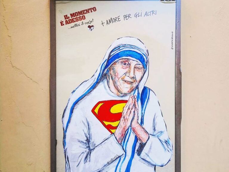 Una super Madre Teresa nel centro di Firenze