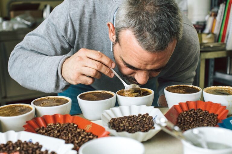 L’esperto del caffè: “Prendetevi tempo, ogni tazzina è un viaggio”