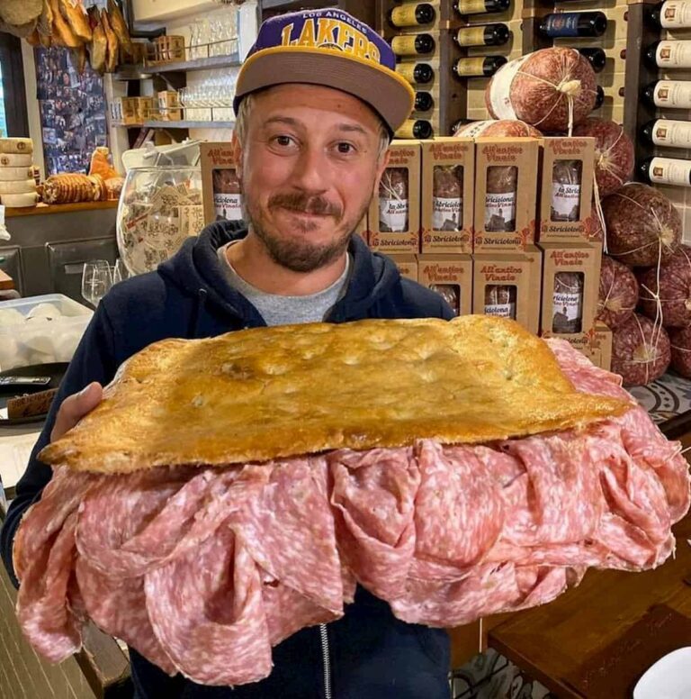 L’Antico Vinaio si allena a casa (con la schiacciata)