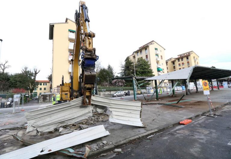 Piazza dell’Isolotto, la vecchia tettoia va giù