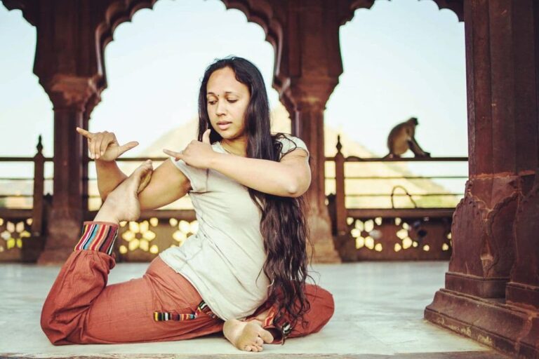 Il corso di yoga ai tempi del coronavirus, in diretta YouTube