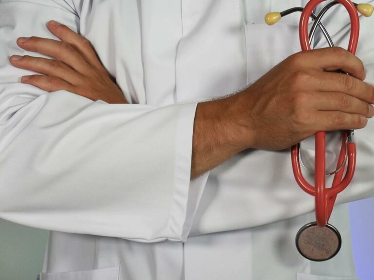 Medici, infermieri, personale sanitario: 2.200 assunzioni anti-coronavirus in Toscana