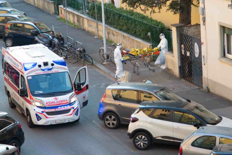 Coronavirus: positivi anziani della casa di riposo in via Datini, intervengono le ambulanze
