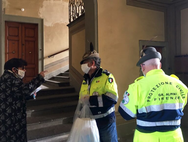 In Toscana mascherine gratis davanti a supermercati e farmacie