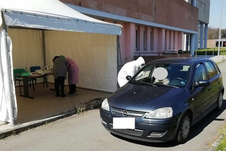 Coronavirus, in Toscana più tamponi in auto. Chi può fare il test