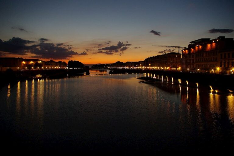 Il sindaco di Firenze: “Comune senza soldi, lampioni spenti”. Chiusi i musei