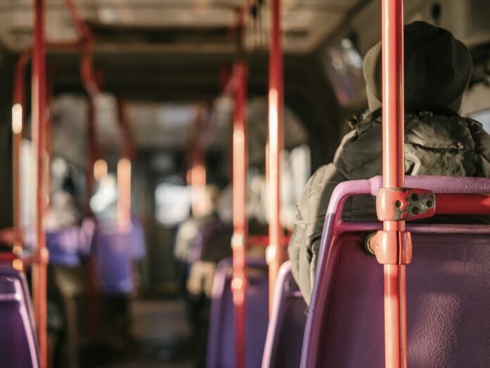 Un metro di distanza e mascherine: le regole sui bus della Toscana per la fase 2