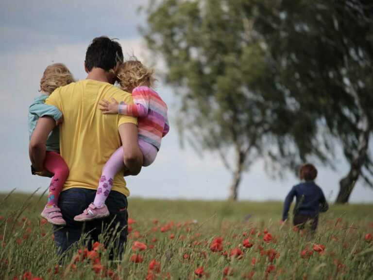 Assegno universale, cosa prevede il Family act: più figli, maggiore l’importo
