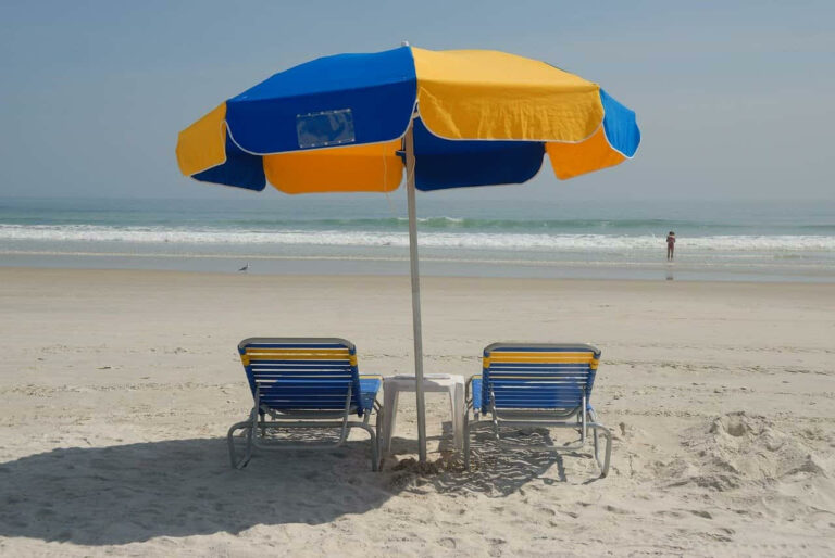 Coronavirus, le regole in spiaggia (e in acqua): è sicuro andare al mare?