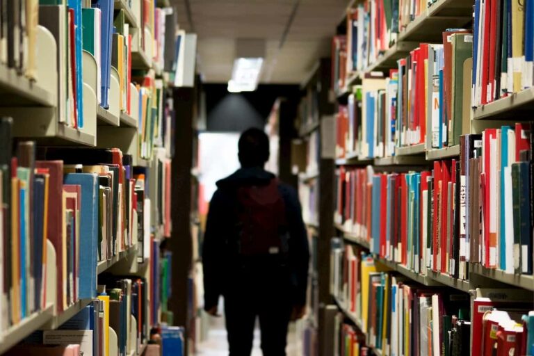 Libri scolastici con lo sconto: da Amazon alla Coop, come risparmiare