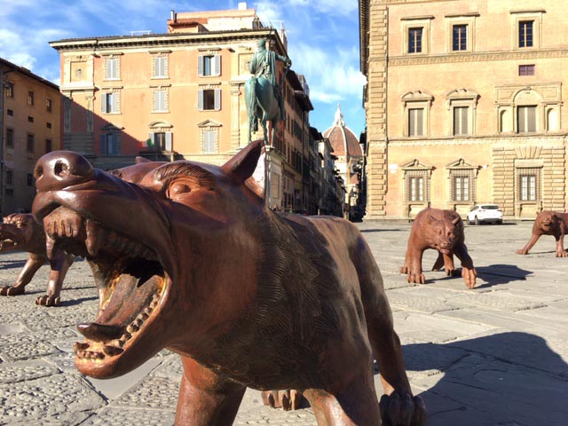 I lupi attaccano Firenze: 100 statue di bronzo in piazza per la mostra di Liu Ruowang