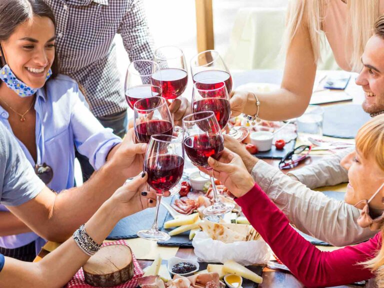 Si possono fare cene in casa con amici e familiari? Cosa prevede il Dpcm