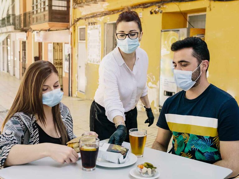 In quanti si può andare al ristorante: quante persone allo stesso tavolo?