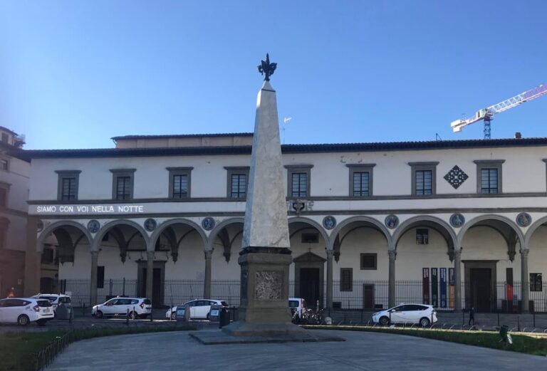 Il neon d’artista sulla facciata del Museo Novecento