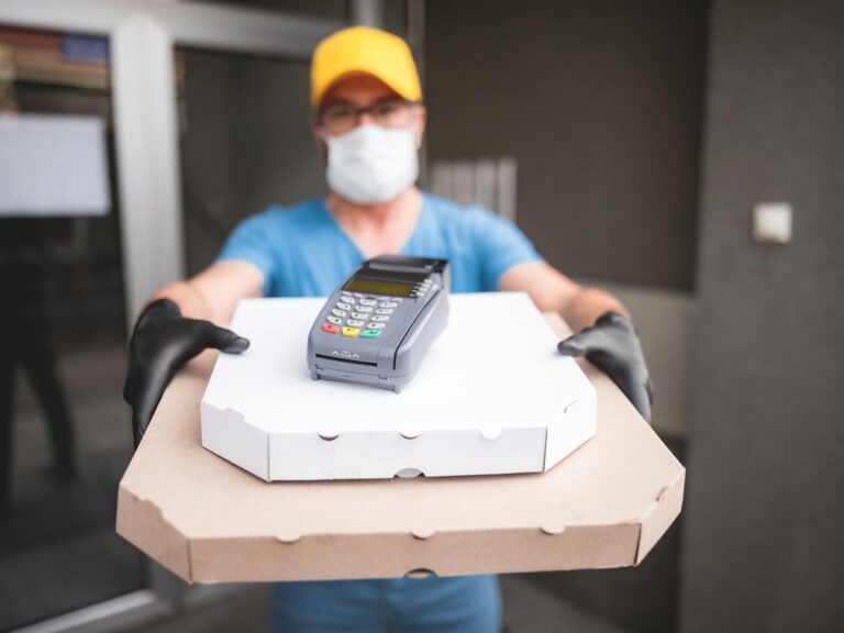 Consegna cibo a domicilio, non cambiano le regole: fino a che ora è possibile