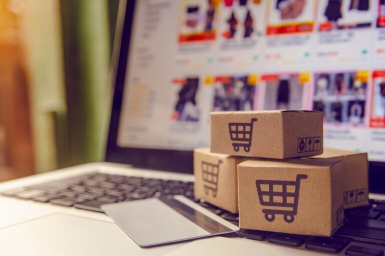 Saldi: dai negozi tradizionali al web tra codici sconto e cashback