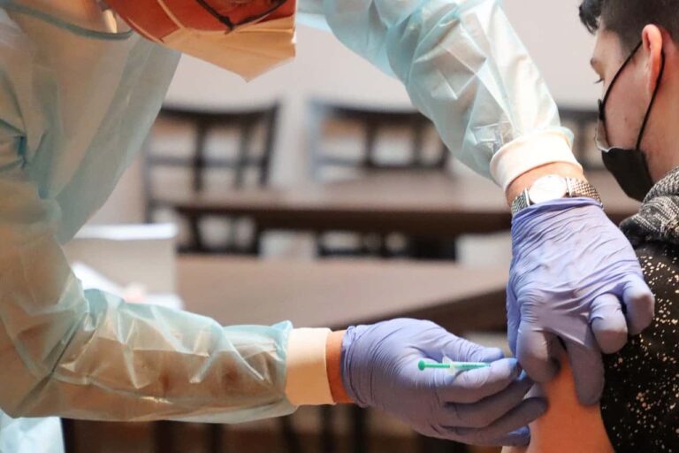 Chi sono i lavoratori dei servizi essenziali e quando possono fare il vaccino