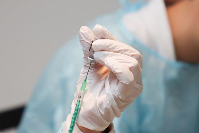Vaccino AstraZeneca: quante dosi servono e dopo quanto fare il richiamo