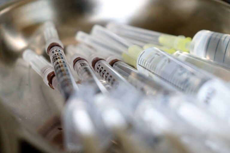 Pre-adesione al vaccino AstraZeneca in Toscana: come fare la prenotazione