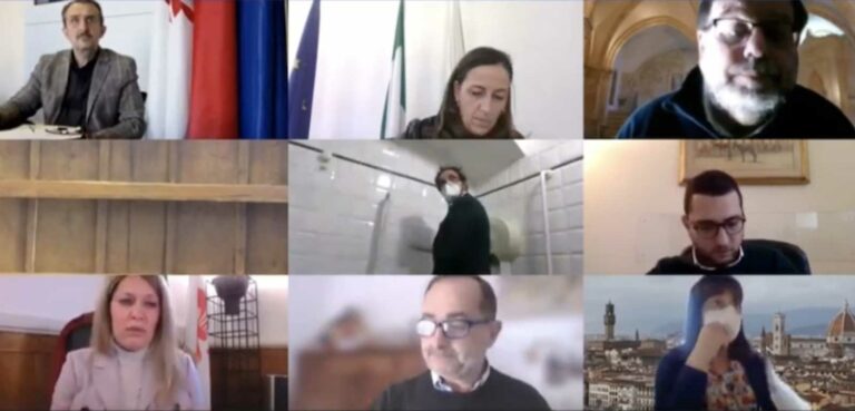 Firenze, Consigliere comunale lascia videocamera accesa, pipì in diretta Youtube