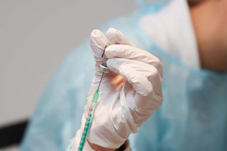 Vaccino AstraZeneca, Toscana: cosa succede ora che è stato sospeso