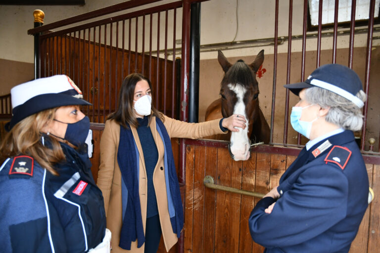 A Firenze video incontri per bambini con la polizia municipale a cavallo