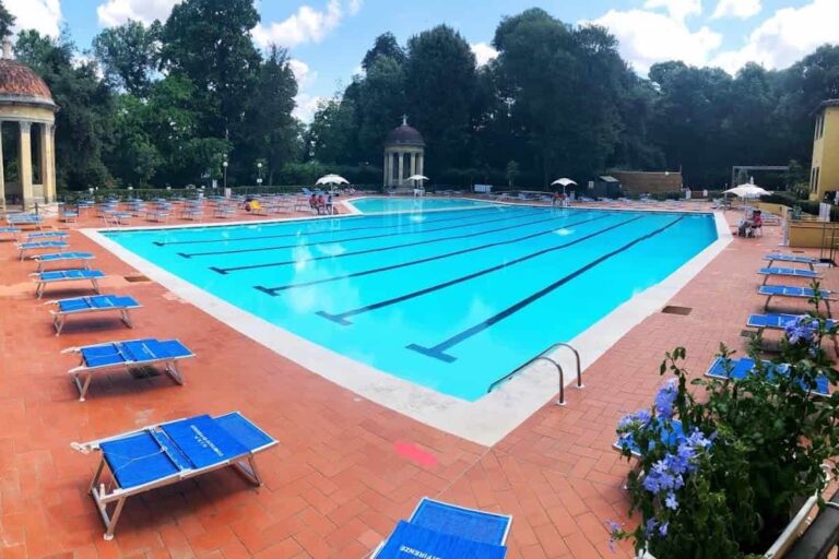 Piscina Le Pavoniere di Firenze: via alla stagione 2021, tra nuoto e aperitivo