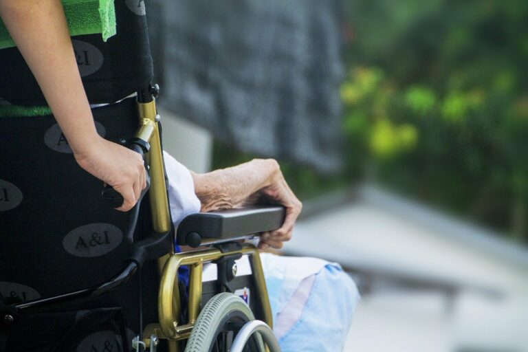 Caregiver, vaccino in Toscana: in arrivo l’SMS per la prenotazione