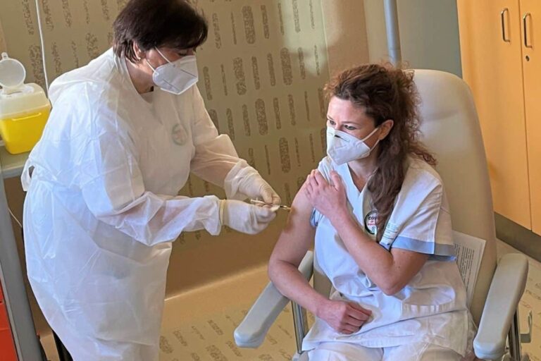 Richiamo Pfizer e Moderna in Toscana: seconda dose del vaccino a 42 giorni