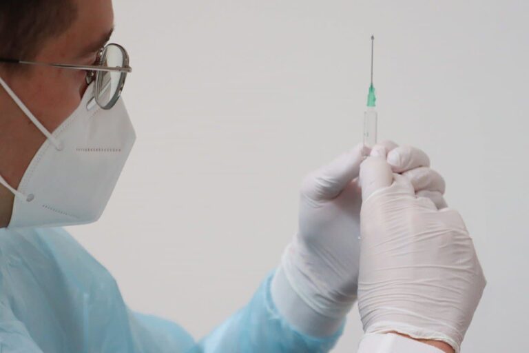 Vaccino over 65, in Toscana: si riapre la prenotazione (con Pfizer)