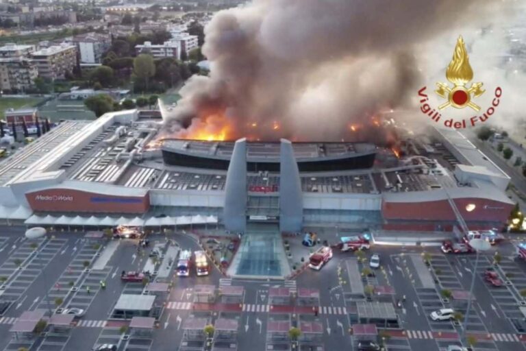Incendio al centro commerciale Coop di Ponte a Greve, la situazione