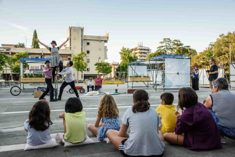 Fuori centro racconti urbani: lo spettacolo dal vivo scende in piazza