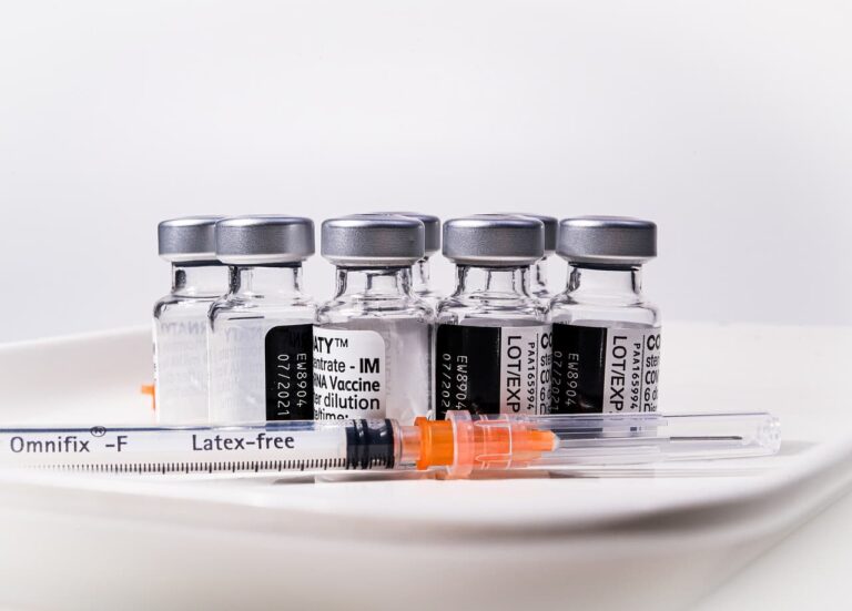 Riapertura portale di prenotazione vaccini, in Toscana anche per over 12