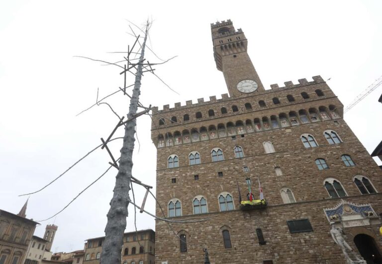 Vaclav colpisce ancora, vandalizzata opera in piazza della Signoria