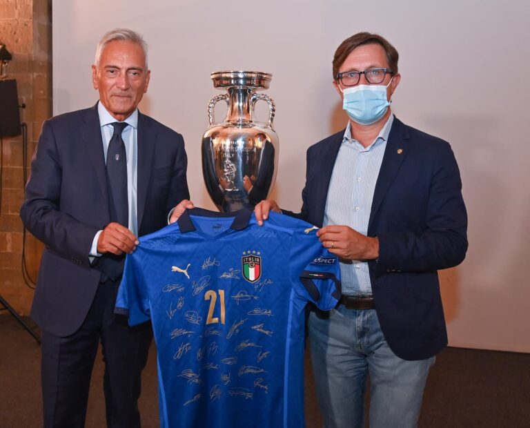 La coppa degli Europei a Palazzo Vecchio, festa a Firenze