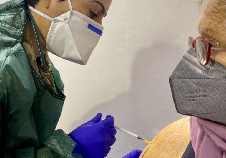Terza dose di vaccino in Toscana per fragili e immunodepressi