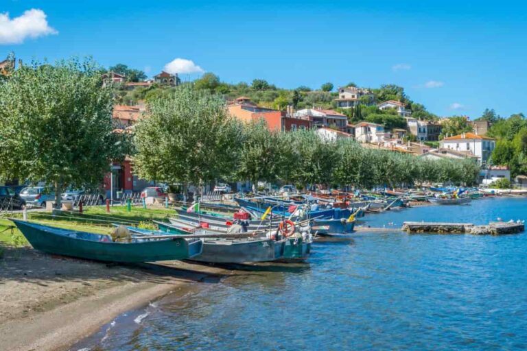 Cosa fare a Capodanno: viaggio a piedi sul lago di Bolsena (anche da soli)