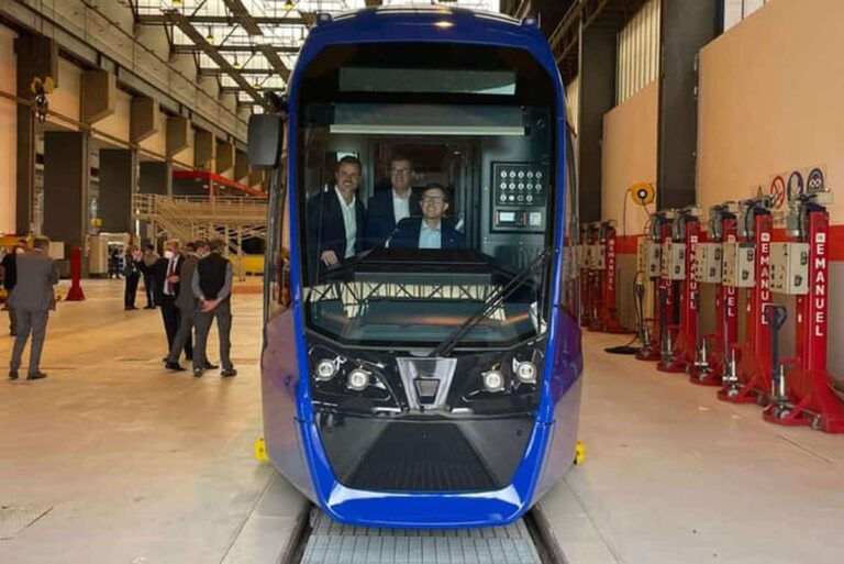 Come sarà la nuova tramvia: a batteria, senza pali e con finestrini panoramici