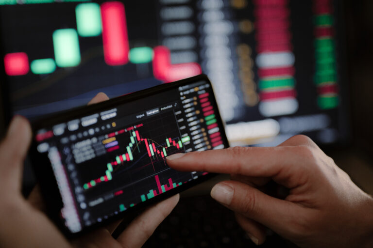 Mercato criptovalutario: attenzione a Dogecoin, Ripple e Cardano