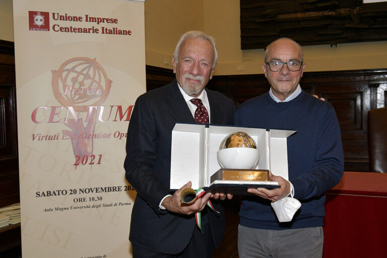 Da Firenze a Parma, le imprese centenarie premiano don Loffredo con il Centum: “Questo premio è come una carezza”