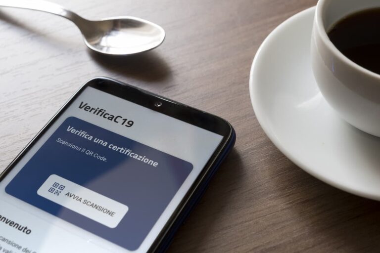 Green pass falso o di un’altra persona: le sanzioni e cosa si rischia