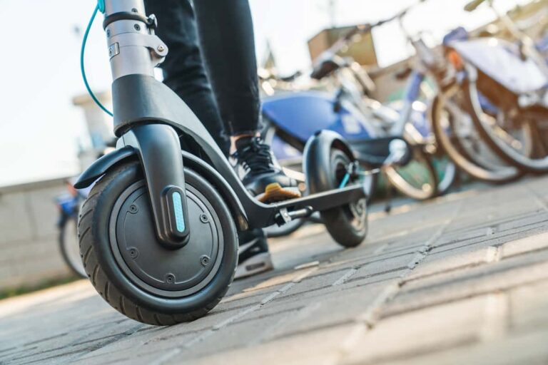 Monopattino elettrico, la legge: nuove regole stradali per frecce e casco