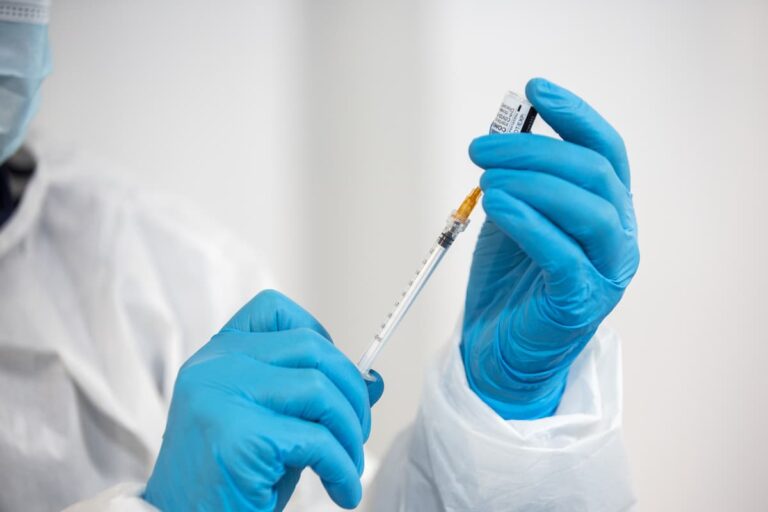 Dopo quanto fare la terza dose. Quanti mesi devono passare: 5 o 6?