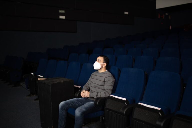 Cinema, mascherina Ffp2 e green pass: cosa serve oggi per andare in sala